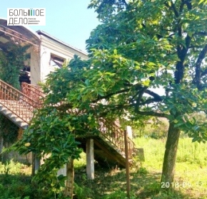 P80912-121103 2-этажный дом рядом с рекой и панорамой на горы.